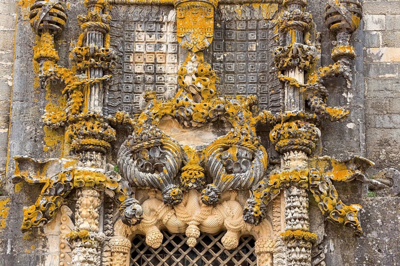 Manueline window with seafaring motifs and the Order of the Cross, Fortress of Tomar, Castle of the Knights Templar, Templars, UNESCO cultural heritage, Tomar, Santarém district, Portugal, Europe, Convento da Ordem de Christo, Santarém district, aerial view, birds-eyes view, Travel, travel photography