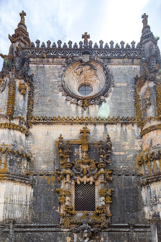 Manueline window with seafaring motifs and the Order of the Cross, Fortress of Tomar, Castle of the Knights Templar, Templars, UNESCO cultural heritage, Tomar, Santarém district, Portugal, Europe, Convento da Ordem de Christo, Santarém district, aerial view, birds-eyes view, Travel, travel photography