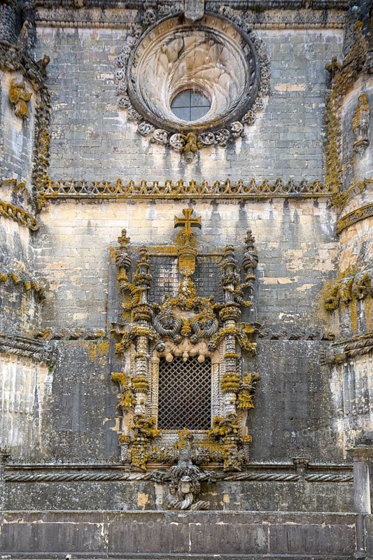 Manueline window with seafaring motifs and the Order of the Cross, Fortress of Tomar, Castle of the Knights Templar, Templars, UNESCO cultural heritage, Tomar, Santarém district, Portugal, Europe, Convento da Ordem de Christo, Santarém district, aerial view, birds-eyes view, Travel, travel photography