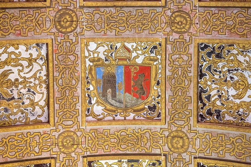 Hall with coffered ceiling and flag of historical Portugal, Fortress of Tomar, Castle of the Knights Templar, Templars, UNESCO cultural heritage, Tomar, Santarém district, Portugal, Europe, Convento da Ordem de Christo, Santarém district, aerial view, birds-eyes view, Travel, Travel photography