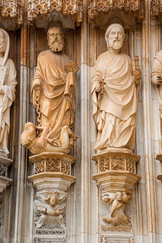 Apostle figures, Monastery of Santa Maria da VitÃüria, UNESCO World Heritage Site, main portal with four-winged angels, monastery church of Batalha, Mosteiro da Batalha, Batalha, Leiria district, Portugal, Europe, aerial view, birds-eyes view, travel, travel photography