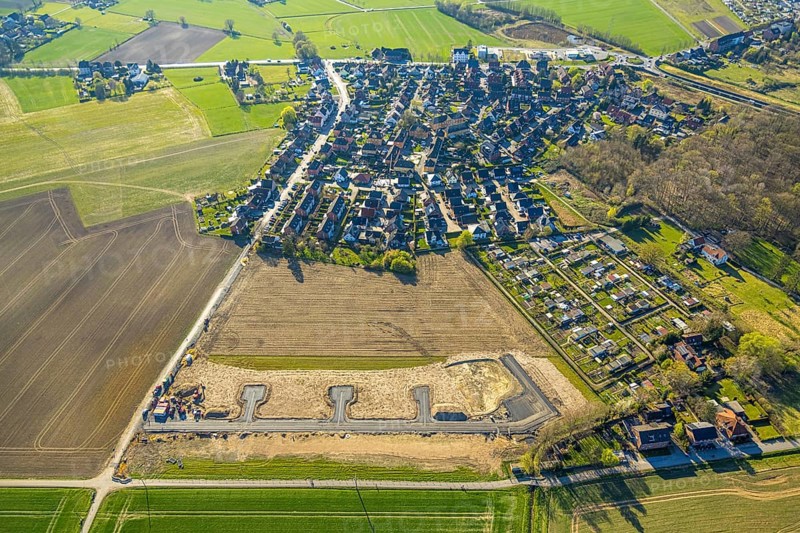 Aerial view, construction site and building area Josef-Lüffe-Park, new residential area, allotment garden association Fährenkamp e.V., Hassel, Selm, Münsterland, North Rhine-Westphalia, Germany, construction work, construction area, building site, building plots, construction measure, construction project, construction site, DE, Europe, property tax, real estate, aerial view, aerial photography, aerial photography, overview, bird's-eye view, residential complex, living and living, residential area, residential quality, residential neighbourhood, housing estate, residential district, birds-eyes view, overview