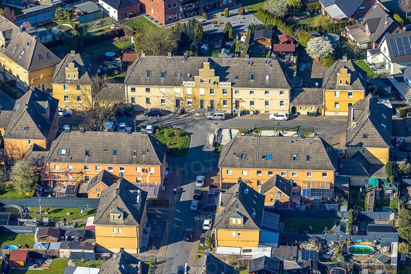Aerial view, residential area housing estate multi-family houses Fährenkamp corner Pappelweg, miners' housing estate of Hermann colliery, by-catch, Selm, Münsterland, North Rhine-Westphalia, Germany, workers' housing estate, DE, Europe, property tax, real estate, aerial view, aerial photography, aerial photography, overview, bird's eye view, housing estate, housing and living, residential area, housing quality, residential neighbourhood, housing estate, residential area, birds-eyes view, overview