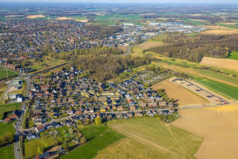 Aerial view, construction site and building area Josef-Lüffe-Park, new residential area, allotment garden association Fährenkamp e.V., Residential area housing estate multi-family houses Fährenkamp corner Pappelweg, miners' housing estate of Hermann colliery, Beifang, Selm, Münsterland, North Rhine-Westphalia, Germany, construction work, construction area, building site, building plots, construction measure, construction project, construction site, DE, Europe, property tax, real estate, aerial view, aerial photography, aerial photography, overview, bird's-eye view, housing estate, housing and living, residential area, residential quality, residential neighbourhood, housing estate, residential district, birds-eyes view, overview