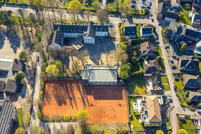 Aerial view, primary school Auf den Äckern, tennis courts Tennisclub Grün-Weiß Bork 1951 e.V., Bork, Selm, Münsterland, North Rhine-Westphalia, Germany, education, educational institution, DE, Europe, primary school, teaching institute, aerial view, aerial photography, aerial photography, school, sports, tennis, tennis facility, tennis halls, tennis courts, tennis club, overview, bird's eye view, birds-eyes view, overview