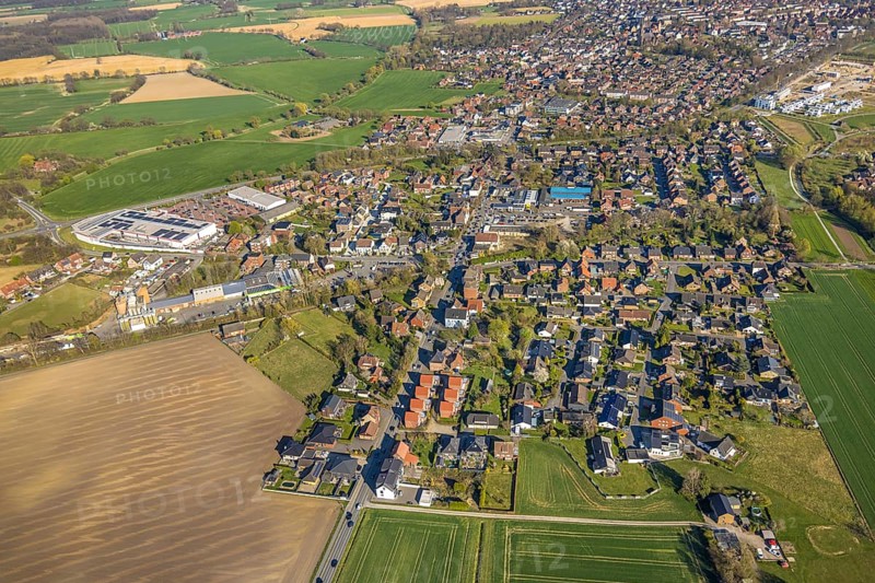 Aerial view, residential area Römerstraße am Auenpark, bycatch, Selm, Münsterland, North Rhine-Westphalia, Germany, DE, Europe, property tax, real estate, aerial view, aerial photography, aerial photography, overview, bird's-eye view, residential area, living and living, residential area, residential quality, residential neighbourhood, housing estate, residential district, birds-eyes view, overview