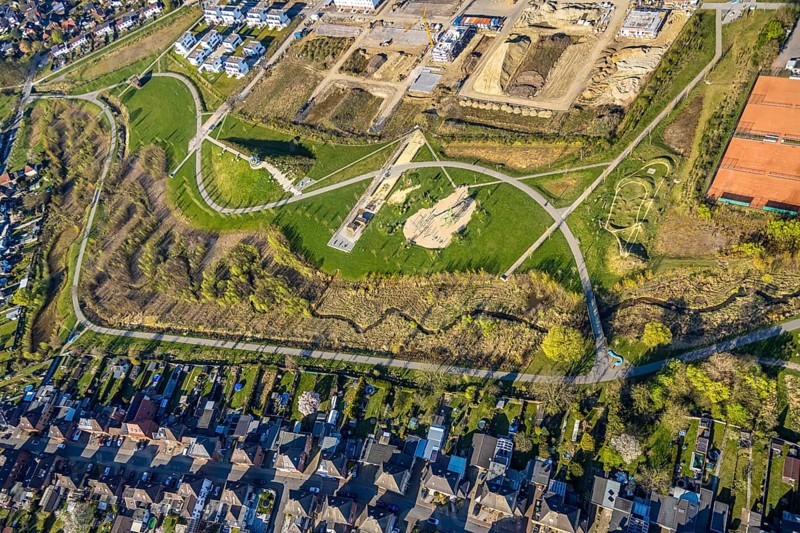 Aerial view, Auenpark and Selmer Bach with green area, residential area Grüner Weg, bycatch, Selm, Münsterland, North Rhine-Westphalia, Germany, DE, Europe, property tax, green area, real estate, aerial view, aerial photography, aerial photography, park, overview, bird's-eye view, residential area, living and living, residential area, residential quality, residential neighbourhood, housing estate, residential area, birds-eyes view, overview