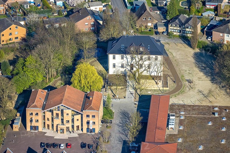 Aerial view, community centre and adult education centre VHS in the town centre, Burg Botzlar (white house), by-catch, Selm, Münsterland, North Rhine-Westphalia, Germany, DE, Europe, aerial view, aerial photography, aerial photography, castle, overview, bird's-eye view, birds-eyes view, overview