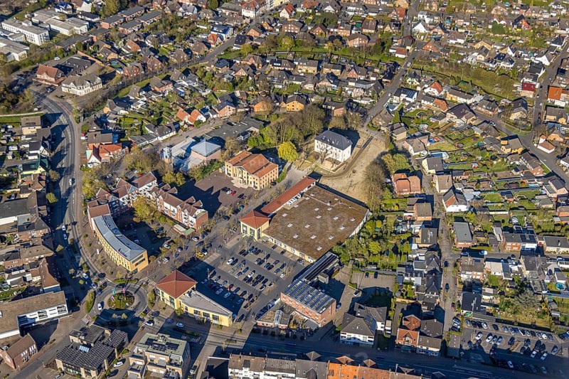 Aerial view, community centre and adult education centre VHS in the town centre, Botzlar Castle (white house), residential area local view and shopping centre with Edeka supermarket, by-catch, Selm, Münsterland, North Rhine-Westphalia, Germany, DE, Europe, property tax, real estate, aerial view, aerial photography, aerial photography, castle, overview, bird's eye view, residential area, living and life, residential area, residential quality, residential quarter, housing estate, residential district, birds-eyes view, overview