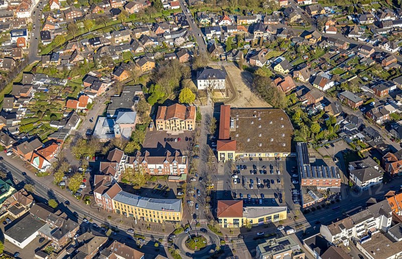 Aerial view, community centre and adult education centre VHS in the town centre, Botzlar Castle (white house), residential area town view and shopping centre with Edeka supermarket, roundabout Kreisstraße and Botzlarstraße, Beifang, Selm, Münsterland, North Rhine-Westphalia, Germany, DE, Europe, property tax, real estate, roundabout, aerial view, aerial photography, aerial photography, castle, overview, bird's-eye view, residential area, living and life, residential area, residential quality, residential quarter, housing estate, residential district, birds-eyes view, overview