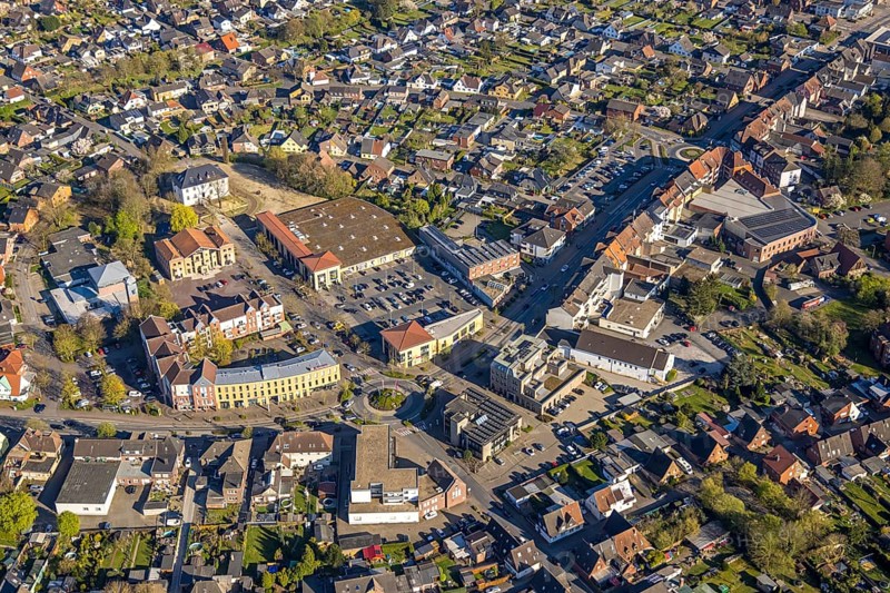 Aerial view, community centre and adult education centre VHS in the town centre, Botzlar Castle (white house), residential area town view and shopping centre with Edeka supermarket, roundabout Kreisstraße and Botzlarstraße, Beifang, Selm, Münsterland, North Rhine-Westphalia, Germany, DE, Europe, property tax, real estate, roundabout, aerial view, aerial photography, aerial photography, castle, overview, bird's-eye view, residential area, living and life, residential area, residential quality, residential quarter, housing estate, residential district, birds-eyes view, overview