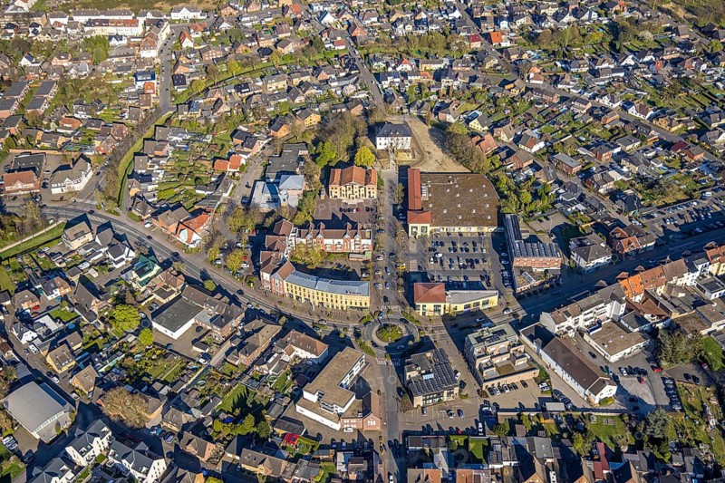 Aerial view, community centre and adult education centre VHS in the town centre, Botzlar Castle (white house), residential area town view and shopping centre with Edeka supermarket, roundabout Kreisstraße and Botzlarstraße, Beifang, Selm, Münsterland, North Rhine-Westphalia, Germany, DE, Europe, property tax, real estate, roundabout, aerial view, aerial photography, aerial photography, castle, overview, bird's-eye view, residential area, living and life, residential area, residential quality, residential quarter, housing estate, residential district, birds-eyes view, overview