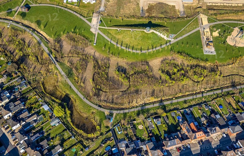 Aerial view, Auenpark and Selmer Bach with green area, residential area Grüner Weg, bycatch, Selm, Münsterland, North Rhine-Westphalia, Germany, DE, Europe, property tax, green area, real estate, aerial view, aerial photography, aerial photography, park, overview, bird's-eye view, residential area, living and living, residential area, residential quality, residential neighbourhood, housing estate, residential area, birds-eyes view, overview