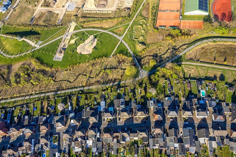 Aerial view, Auenpark and Selmer Bach with green area, residential area Grüner Weg, bycatch, Selm, Münsterland, North Rhine-Westphalia, Germany, DE, Europe, property tax, green area, real estate, aerial view, aerial photography, aerial photography, park, overview, bird's-eye view, residential area, living and living, residential area, residential quality, residential neighbourhood, housing estate, residential area, birds-eyes view, overview