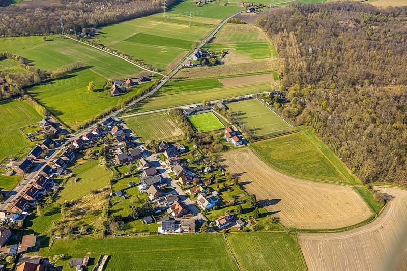 Aerial view, housing estate Immenbrock and football stadium sports field Am Kohuesholz of Grün-Schwarz Cappenberg, Cappenberg, Selm, Münsterland, North Rhine-Westphalia, Germany, DE, Europe, football field, football stadium, property tax, real estate, aerial view, aerial photography, aerial photography, sports, sports facilities, sports field, sports facility, stadium, overview, bird's eye view, housing estate, living and life, residential area, residential quality, residential neighbourhood, housing estate, residential district, birds-eyes view, overview