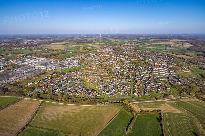 Aerial view, residential area, view of Bork district with distant view and blue sky, commercial area on the left, Selm, Münsterland, North Rhine-Westphalia, Germany, DE, Europe, property tax, real estate, aerial view, aerial photography, aerial photography, overview, bird's-eye view, residential area, living and living, residential area, residential quality, residential neighbourhood, housing estate, residential district, birds-eyes view, overview