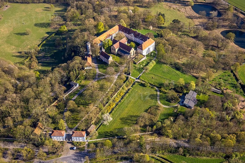 Aerial view, Cappenberg Castle and Castle Park, LWL Museum of Art and Culture with Catholic Collegiate Church Cappenberg Evangelist St. Johannes, Cappenberg, Selm, Münsterland, North Rhine-Westphalia, Germany, place of worship, DE, Europe, religious community, place of worship, holy site, church, parish, denomination, aerial view, aerial photography, aerial photography, religion, religious site, castle, overview, bird's eye view, birds-eyes view, overview
