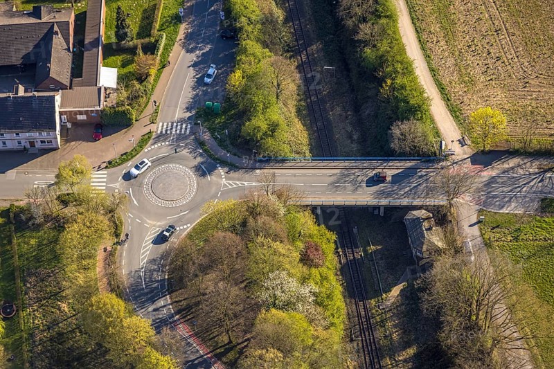Aerial view, road traffic with bridge Vinnumer Straße over railway tracks and railway keeper's cottage, roundabout Bahnhofstraße, Bork, Selm, Münsterland, North Rhine-Westphalia, Germany, DE, Europe, aerial view, aerial photography, aerial photography, overview, bird's-eye view, overview