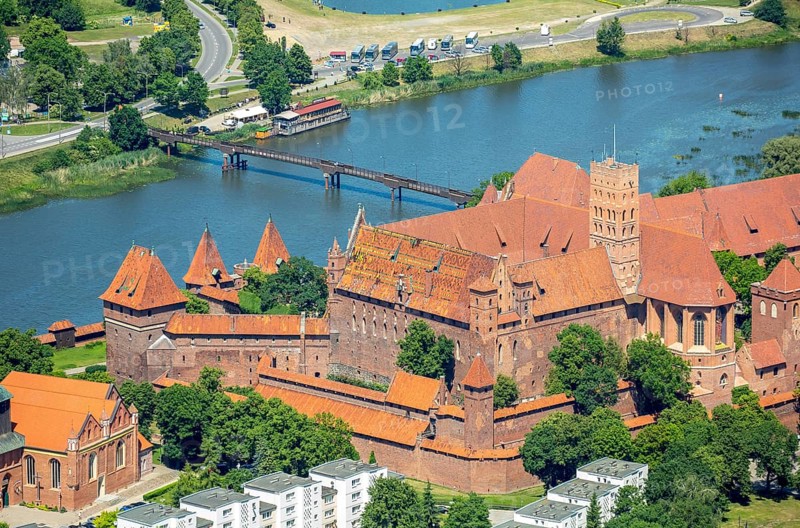 Malbork, Castle, Brick Gothic, River Nogat, City of Marienburg, Seat of the Grand Masters of the Teutonic Order, Teutonic Order State, pomorskie, Poland, Baltic Sea coast, PL, Europe, aerial view, bird's-eye view, aerial photography, overview, bird's-eye view, northern Poland