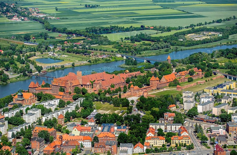 Malbork, Castle, Brick Gothic, River Nogat, City of Marienburg, Seat of the Grand Masters of the Teutonic Order, Teutonic Order State, pomorskie, Poland, Baltic Sea coast, PL, Europe, aerial view, bird's-eye view, aerial photography, overview, bird's-eye view, northern Poland