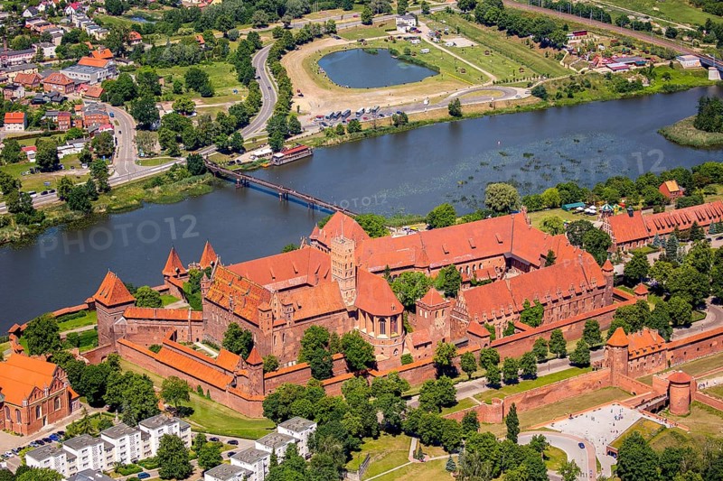 Malbork, Castle, Brick Gothic, River Nogat, City of Marienburg, Seat of the Grand Masters of the Teutonic Order, Teutonic Order State, pomorskie, Poland, Baltic Sea coast, PL, Europe, aerial view, bird's-eye view, aerial photography, overview, bird's-eye view, northern Poland