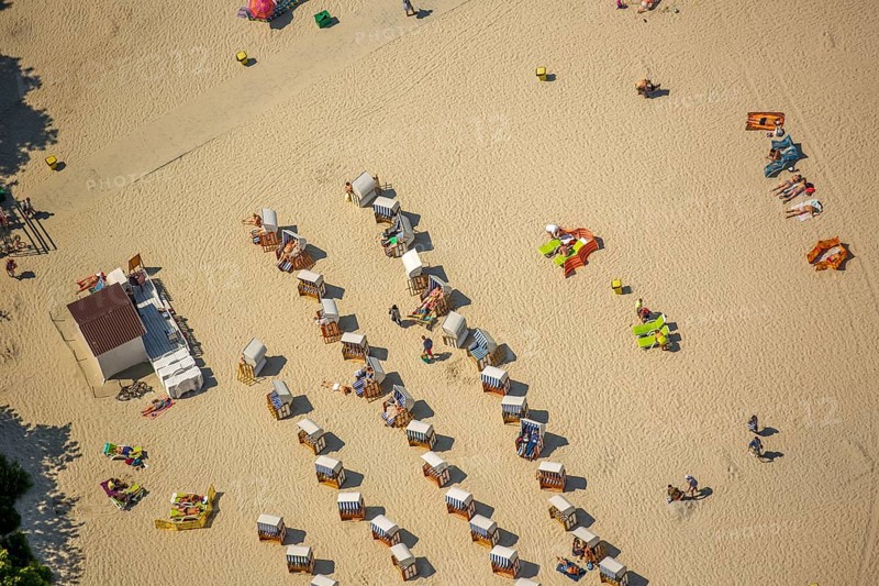 Sandy beach beach, beach chairs, KoÅ'obrzeg, Baltic Sea coast, holiday region, Województwo zachodniopomorskie, Poland, Kolobrzeg, Województwo zachodniopomorskie, PL, Europe, aerial view, birds-eyes view, aerial photography, overview, bird's eye view, northern Poland