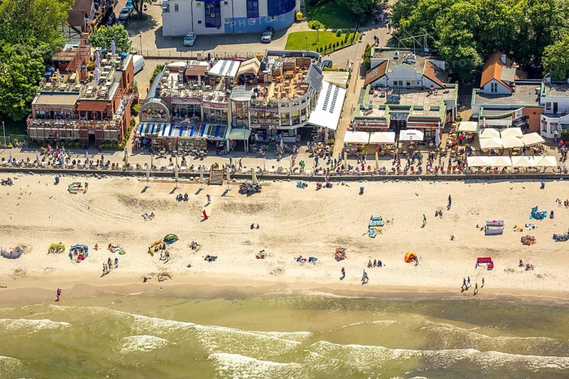 Sandy beach beach, beach chairs, KoÅ'obrzeg, Baltic Sea coast, holiday region, Województwo zachodniopomorskie, Poland, Kolobrzeg, Województwo zachodniopomorskie, PL, Europe, aerial view, birds-eyes view, aerial photography, overview, bird's eye view, northern Poland