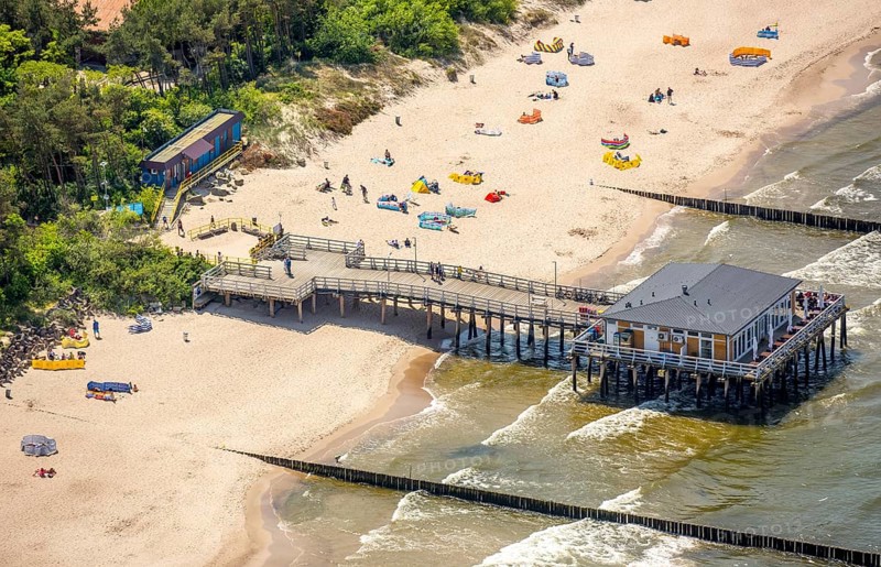 Mole, Restauracja Busola Ustronie Morskie, Ustronie Morskie, Henkenhagen, seaside resort on the Baltic Sea, KoÅ'obrzeg, Baltic Sea coast, Wojewóüdztwo zachodniopomorskie, Poland, Województwo zachodniopomorskie, PL, Europe, aerial photo, birds-eyes view, aerial photography, aerial photography, overview, bird's eye view, northern Poland