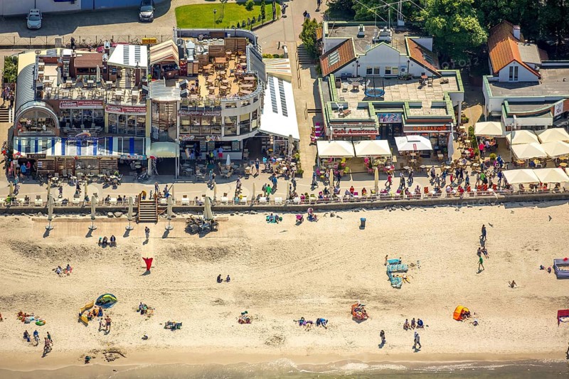 Sandy beach beach, beach chairs, KoÅ'obrzeg, Baltic Sea coast, holiday region, Województwo zachodniopomorskie, Poland, Kolobrzeg, Województwo zachodniopomorskie, PL, Europe, aerial view, birds-eyes view, aerial photography, overview, bird's eye view, northern Poland