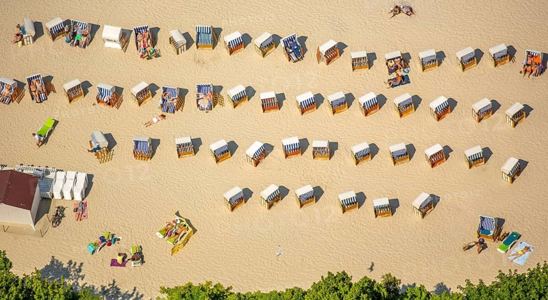 Sandy beach beach, beach chairs, KoÅ'obrzeg, Baltic Sea coast, holiday region, Województwo zachodniopomorskie, Poland, Kolobrzeg, Województwo zachodniopomorskie, PL, Europe, aerial view, birds-eyes view, aerial photography, overview, bird's eye view, northern Poland