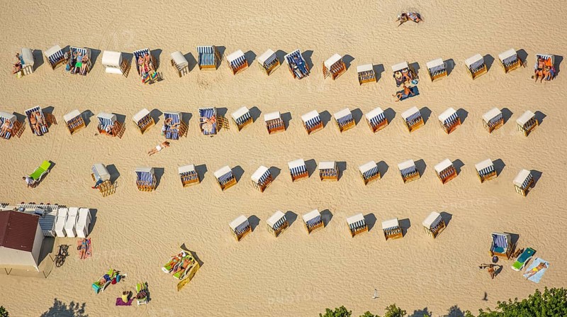 Sandy beach beach, beach chairs, KoÅ'obrzeg, Baltic Sea coast, holiday region, Województwo zachodniopomorskie, Poland, Kolobrzeg, Województwo zachodniopomorskie, PL, Europe, aerial view, birds-eyes view, aerial photography, overview, bird's eye view, northern Poland