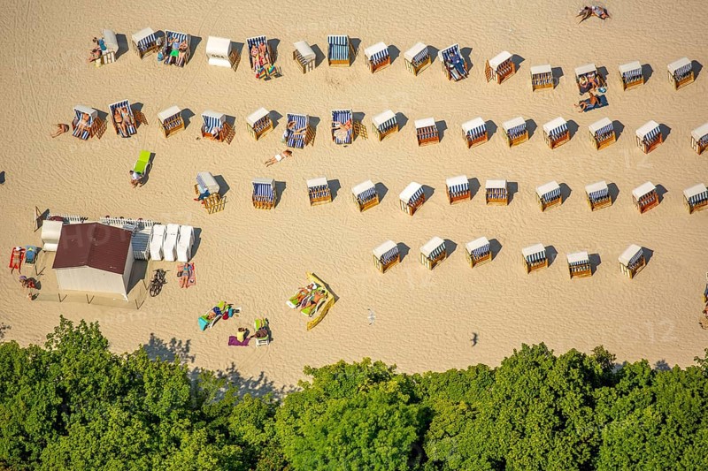 Sandy beach beach, beach chairs, KoÅ'obrzeg, Baltic Sea coast, holiday region, Województwo zachodniopomorskie, Poland, Kolobrzeg, Województwo zachodniopomorskie, PL, Europe, aerial view, birds-eyes view, aerial photography, overview, bird's eye view, northern Poland