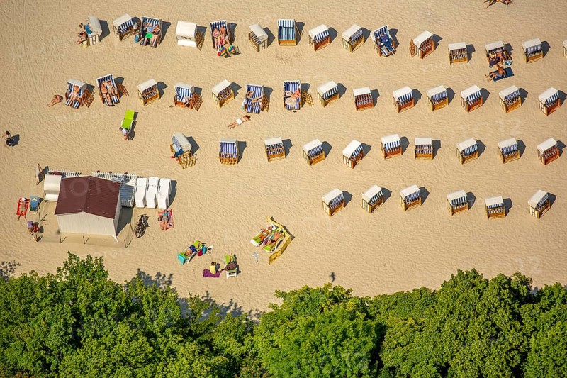 Sandy beach beach, beach chairs, KoÅ'obrzeg, Baltic Sea coast, holiday region, Województwo zachodniopomorskie, Poland, Kolobrzeg, Województwo zachodniopomorskie, PL, Europe, aerial view, birds-eyes view, aerial photography, overview, bird's eye view, northern Poland
