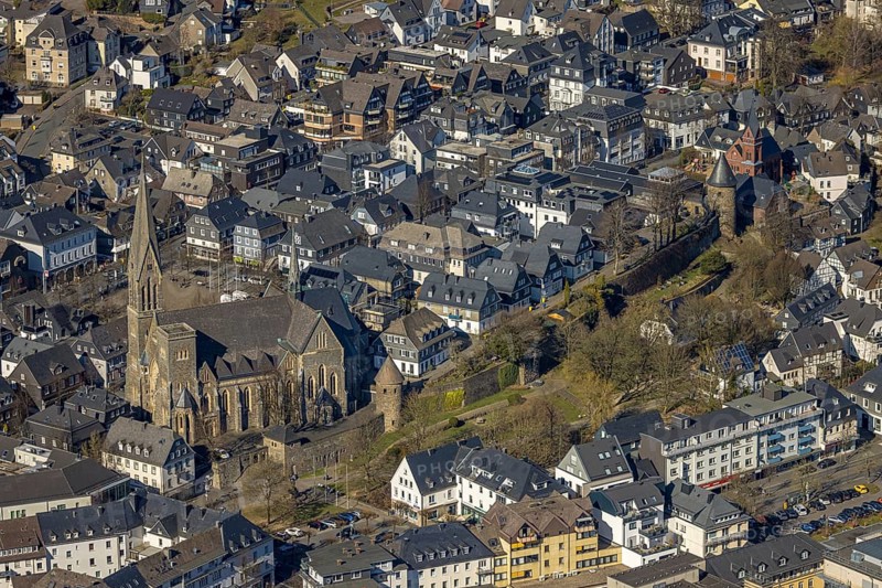 Aerial view, catholic church St. Martinus, city wall with angel tower and witch tower, evang. Church Olpe, residential area Frankfurter Straße, Olpe town, Olpe, Sauerland, North Rhine-Westphalia, Germany, place of worship, DE, Europe, religious community, place of worship, property tax, holy place, real estate, church, parish, denomination, aerial view, aerial photography, aerial photography, religion, religious site, overview, bird's eye view, watchtower, residential area, living and life, residential area, residential quality, residential neighbourhood, housing estate, residential area, birds-eyes view, overview