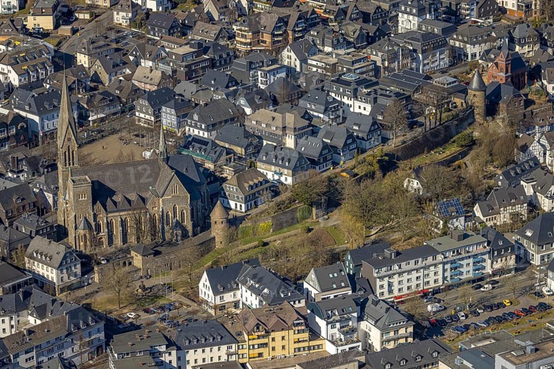 Aerial view, catholic church St. Martinus, city wall with angel tower and witch tower, evang. Church Olpe, residential area Frankfurter Straße, Olpe town, Olpe, Sauerland, North Rhine-Westphalia, Germany, place of worship, DE, Europe, religious community, place of worship, property tax, holy place, real estate, church, parish, denomination, aerial view, aerial photography, aerial photography, religion, religious site, tower, overview, bird's eye view, watchtower, residential area, living and life, residential area, residential quality, residential neighbourhood, housing estate, residential area, birds-eyes view, overview