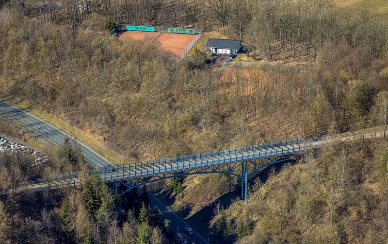 Aerial view, pedestrian bridge Pallottinerweg over the federal road B54 in the forest area, tennis courts Olper Tennis Club, Olpe town, Olpe, Sauerland, North Rhine-Westphalia, Germany, bridge, DE, Europe, aerial view, aerial photography, aerial photography, sports, tennis, tennis facility, tennis courts, tennis club, overview, bird's-eye view, overview