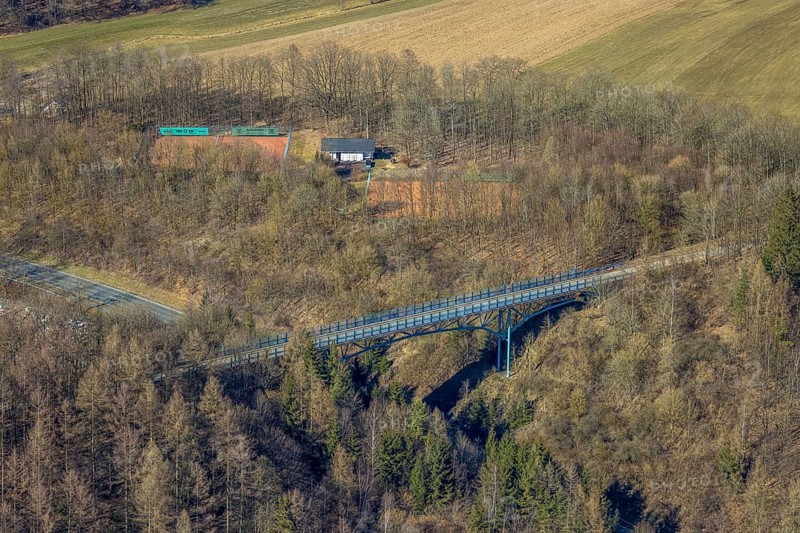 Aerial view, pedestrian bridge Pallottinerweg over the federal road B54 in the forest area, tennis courts Olper Tennis Club, Olpe town, Olpe, Sauerland, North Rhine-Westphalia, Germany, bridge, DE, Europe, aerial view, aerial photography, aerial photography, sports, tennis, tennis facility, tennis courts, tennis club, overview, bird's-eye view, overview