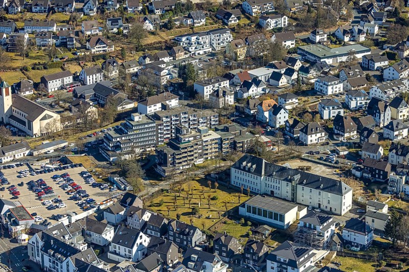 Aerial photograph, Am Hohenstein primary school, Protestant cemetery and war cemetery, Kolpingstraße apartment block and bfw Ã¢â'¬ Unternehmen für Bildung Kaufmännisches Bildungszentrum, Olpe-Stadt, Olpe, Sauerland, North Rhine-Westphalia, Germany, burial site, education, educational institution, DE, Europe, cemetery, memorial, Gottesacker, primary school, graves, burial ground, teaching institute, aerial photograph, aerial photography, aerial photography, resting place, school, overview, bird's-eye view, birds-eyes view, overview