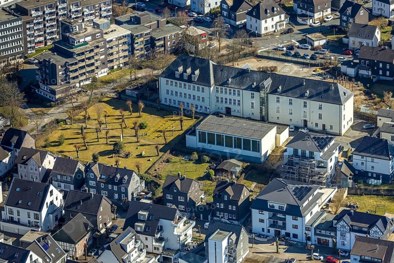 Aerial view, primary school Am Hohenstein, Protestant cemetery and war cemetery, Olpe town, Olpe, Sauerland, North Rhine-Westphalia, Germany, burial site, education, educational institution, DE, Europe, cemetery, memorial, Gottesacker, primary school, graves, burial ground, teaching institute, aerial photograph, aerial photography, aerial photography, resting place, school, overview, bird's-eye view, birds-eyes view, overview