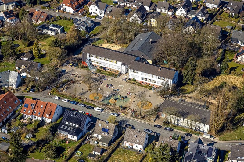 Aerial view, Grundschöttel primary school and schoolyard with pupils, Oberwengern, Wetter, Ruhr area, North Rhine-Westphalia, Germany, education, educational institution, DE, Europe, primary school, educational institute, aerial view, aerial photography, aerial photography, school, overview, bird's eye view, Wetter (Ruhr), birds-eyes view, overview