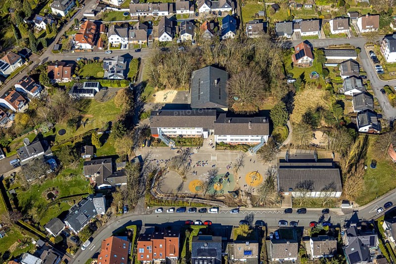 Aerial view, Grundschöttel primary school and schoolyard with pupils, Oberwengern, Wetter, Ruhr area, North Rhine-Westphalia, Germany, education, educational institution, DE, Europe, primary school, educational institute, aerial view, aerial photography, aerial photography, school, overview, bird's eye view, Wetter (Ruhr), birds-eyes view, overview
