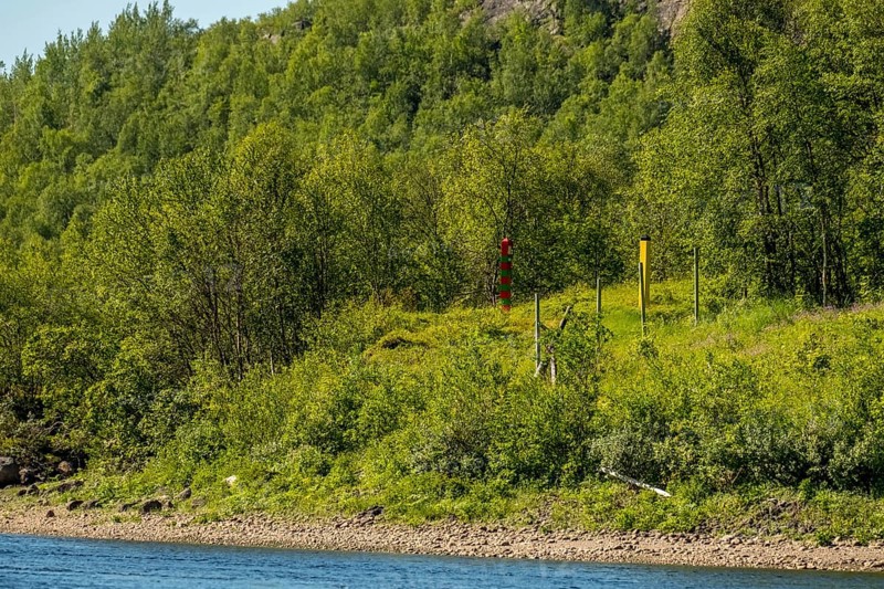 Border Norway-Russia, border posts, yellow border post Norway, red-green border post Russia, Kirkenes, Finnmark, Norway, Scandinavia, Europe, adventure trip, bowøynes, tourism, border markers, border stones, Hurtigruten, Hurtigruten trip, cruise, land border, NOR, travel, travel destination, sea trip, sightseeing, national border, tourism, forest area, Norwegian, Scandinavian, touristic