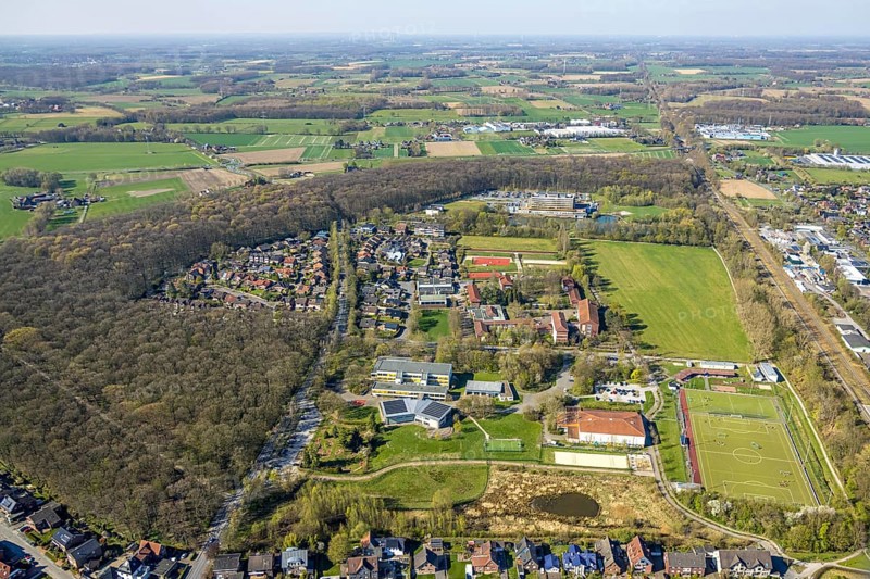 Aerial view, Anne-Frank-Gymnasium and Gymnasium St. Christophorus and housing estate Johann-Gottfried-Herder-Straße, Krankenhaus St. Christophorus Werne with car park, Am See, Werne, Ruhr area, North Rhine-Westphalia, Germany, education, educational institution, DE, Europe, healthcare, grammar school, hospital, kindergarten, clinic, hospital, teaching institute, aerial photograph, aerial photography, aerial photography, medical facility, medical aid, Münsterland, school, overview, bird's-eye view, bird's-eye view, overview, medical care