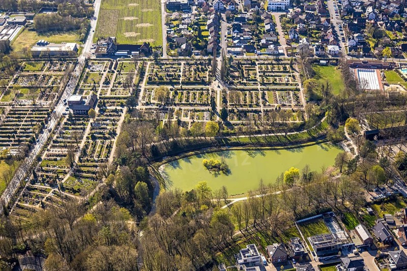 Aerial view, Werne Salinen Park at Südring Cemetery, Werne, Ruhr area, North Rhine-Westphalia, Germany, burial site, DE, Europe, cemetery, memorial, Gottesacker, graves, burial ground, aerial photograph, aerial photography, aerial photography, Münsterland, park, resting place, lake, overview, bird's-eye view, bird's-eye view, overview