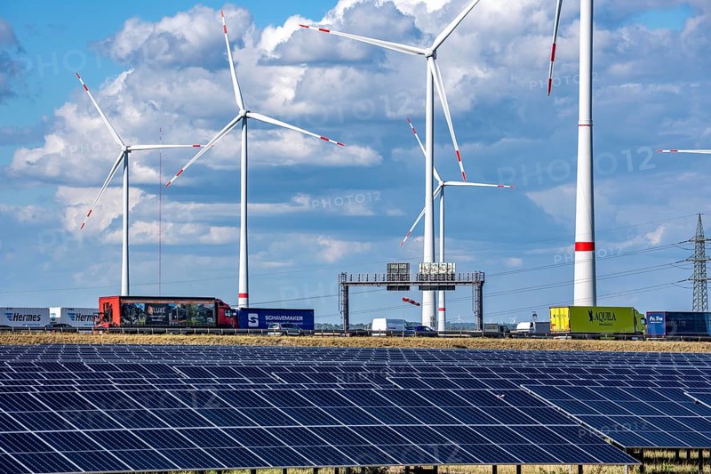 86, 5 MW peak ground-mounted photovoltaic systems, from RWE, with over 141, 000 solar modules, on a verge, over 1 km long, along the A44 motorway near Bedburg, at the Jackerath junction, recultivated open-cast mining site, wind farm north of Titz, North Rhine-Westphalia, Germany