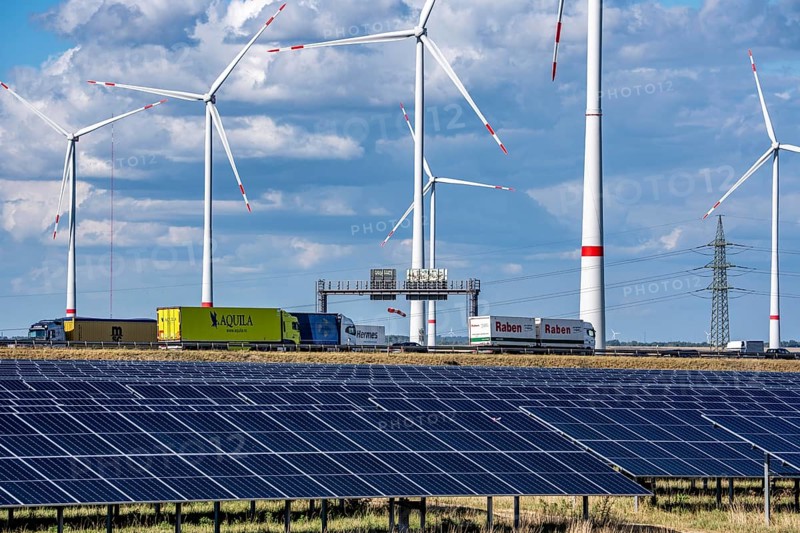 86, 5 MW peak ground-mounted photovoltaic systems, from RWE, with over 141, 000 solar modules, on a verge, over 1 km long, along the A44 motorway near Bedburg, at the Jackerath junction, recultivated open-cast mining site, wind farm north of Titz, North Rhine-Westphalia, Germany
