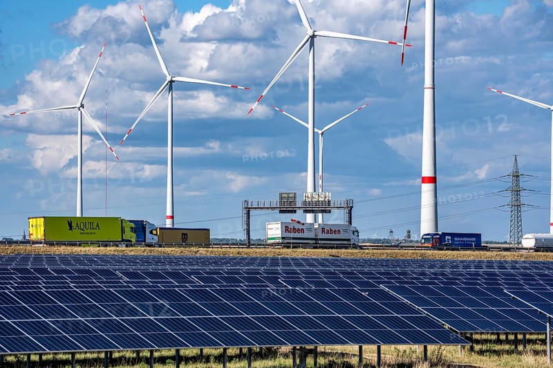 86, 5 MW peak ground-mounted photovoltaic systems, from RWE, with over 141, 000 solar modules, on a verge, over 1 km long, along the A44 motorway near Bedburg, at the Jackerath junction, recultivated open-cast mining site, wind farm north of Titz, North Rhine-Westphalia, Germany