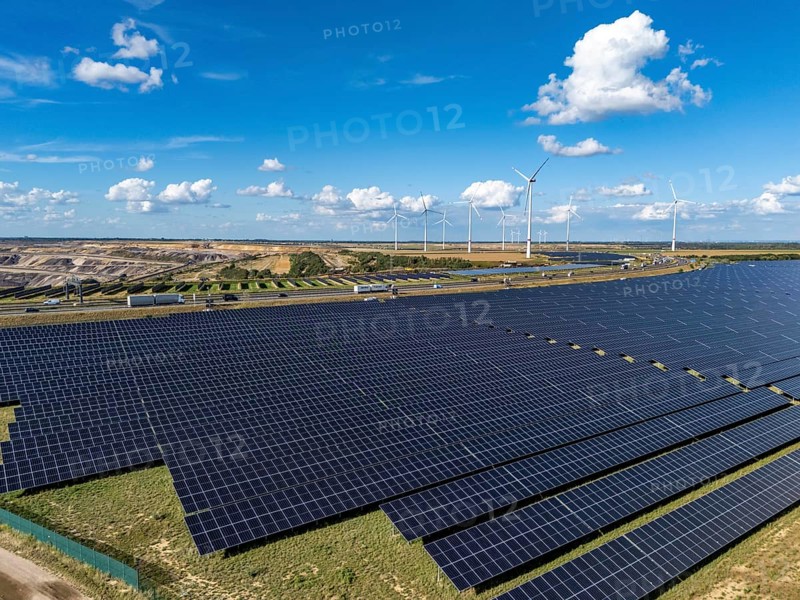 86, 5 MW peak ground-mounted photovoltaic systems, from RWE, with over 141, 000 solar modules, on a verge, over 1 km long, along the A44 motorway near Bedburg, at the Jackerath junction, recultivated open-cast mining site, wind farm north of Titz, North Rhine-Westphalia, Germany