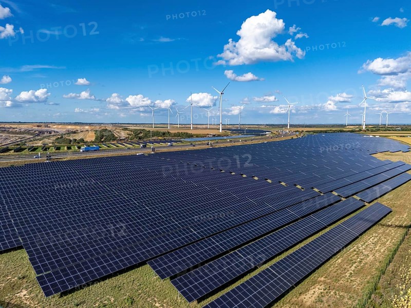 86, 5 MW peak ground-mounted photovoltaic systems, from RWE, with over 141, 000 solar modules, on a verge, over 1 km long, along the A44 motorway near Bedburg, at the Jackerath junction, recultivated open-cast mining site, wind farm north of Titz, North Rhine-Westphalia, Germany