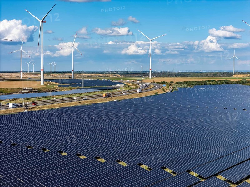86, 5 MW peak ground-mounted photovoltaic systems, from RWE, with over 141, 000 solar modules, on a verge, over 1 km long, along the A44 motorway near Bedburg, at the Jackerath junction, recultivated open-cast mining site, wind farm north of Titz, North Rhine-Westphalia, Germany
